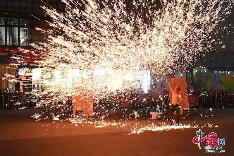 Non-legacy performance "Playing Iron Flower (Photo by Lan Zitao from China Network)