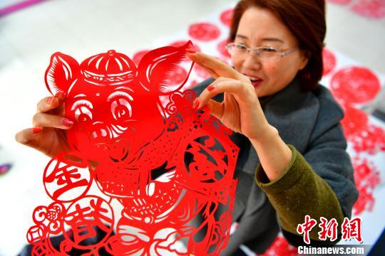 Hebei Wuji paper-cut inheritors cut out the "taste" of the Spring Festival.