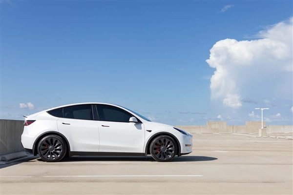 Exposing Tesla's redesigned Model Y to mass-produce a six-seat version next month is also on the way.